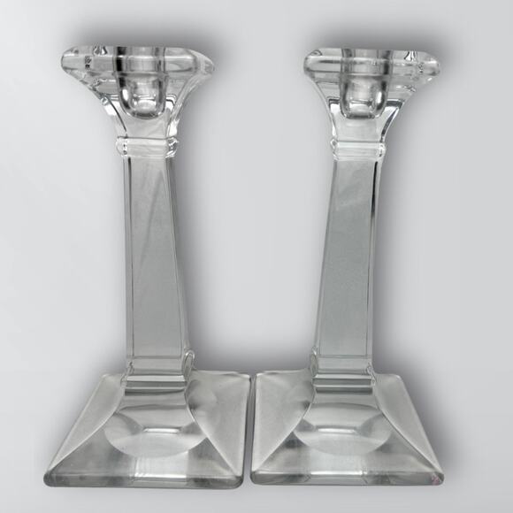 Vintage Aristocrat Pattern Pair Of Clear Glass Tall Tower Candlesticks - Picture 1 of 3